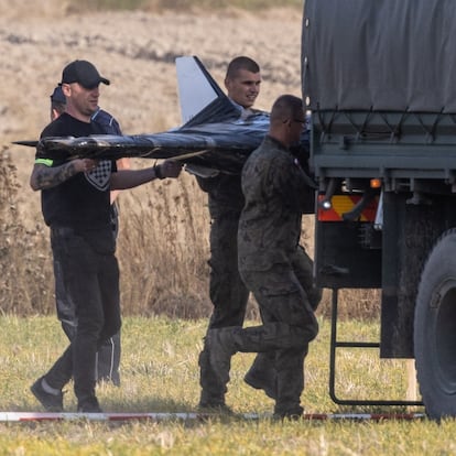 Wohyn (Poland), 10/09/2025.- Polish National Territorial Defense Forces at the crash site of a Russian drone in the village of Wohyn, eastern Poland, 10 September 2025. Polish Prime Minister Donald Tusk reported that 19 violations of Polish airspace occurred overnight during a Russian attack on Ukraine, with drones repeatedly violating Polish airspace. (Polonia, Ucrania) EFE/EPA/WOJTEK JARGILO POLAND OUT
