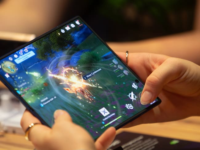 Una mujer prueba el Galaxy Z Fold7.