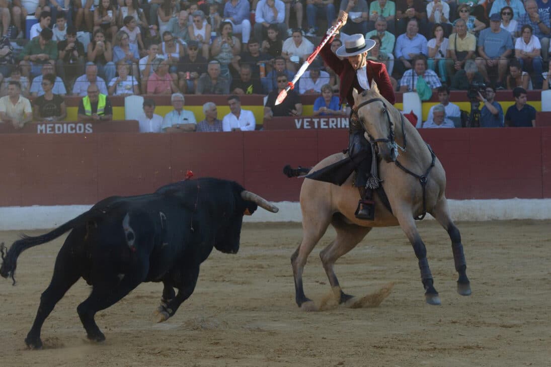 Lea Vicens preparada para colocar un rejón de castigo  V Moya