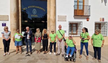 La Asociación de Familiares de Alzheimer y el Ayuntamiento de Utiel conmemoran el Día Mundial del Alzheimer con la lectura del manifiesto junto a comunidad educativa y ciudadanía