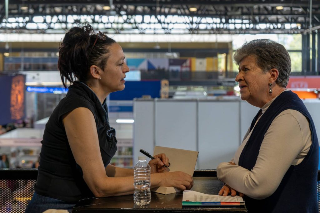 Tras la presentación de Palestina en pedazos, Lina Meruane dialogó y firmó libros. Foto: Luis Eduardo Escobar