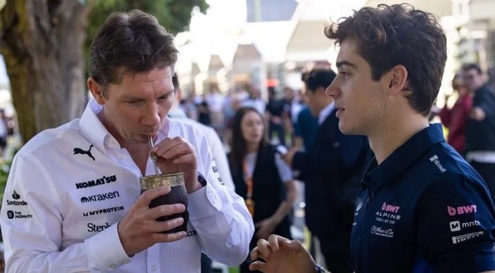 Franco Colapinto y James Vowles, jefe de Williams, en la primera fecha del año. Compinches.