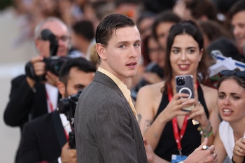 Harris Dickinson asume el reto