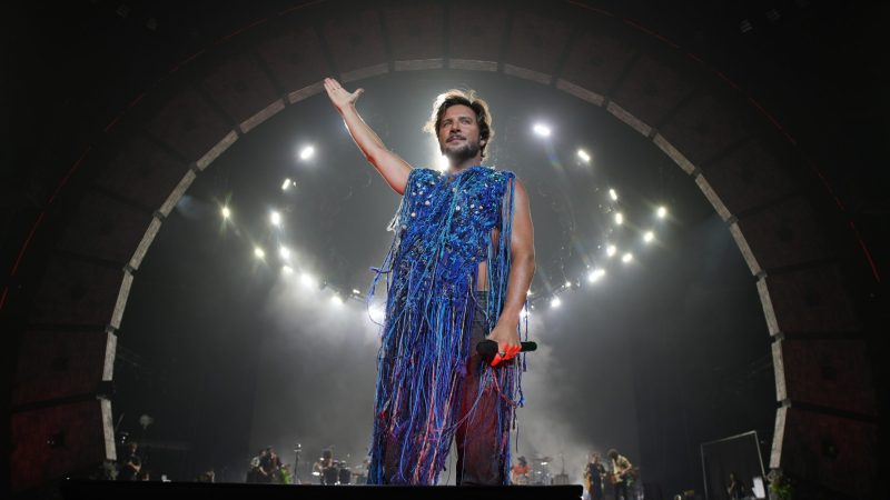 El Roig Arena vibra con el esperado concierto de Manuel Carrasco