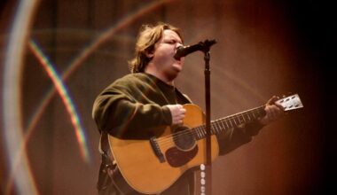 Lewis Capaldi lanza 'Something in the Heavens', una canción digna de sonar en 'El verano en que me enamoré' | Música