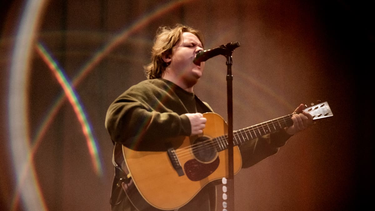 Lewis Capaldi lanza 'Something in the Heavens', una canción digna de sonar en 'El verano en que me enamoré' | Música