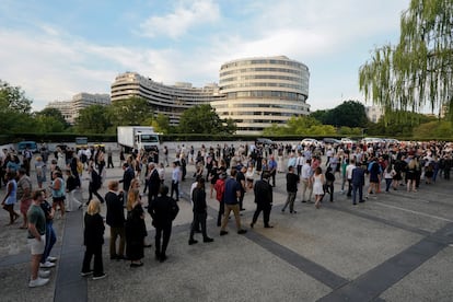 Largas filas a la entrada del Kennedy Center.