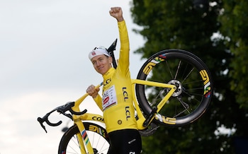 Tadej Pogacar celebra en el