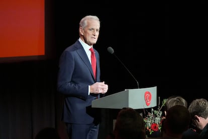 El primer ministro noruego, Jonas Gahr Store, se dirigía a unos simpatizantes tras la difusión de los sondeos a pie de urna, este lunes por la noche en Oslo.