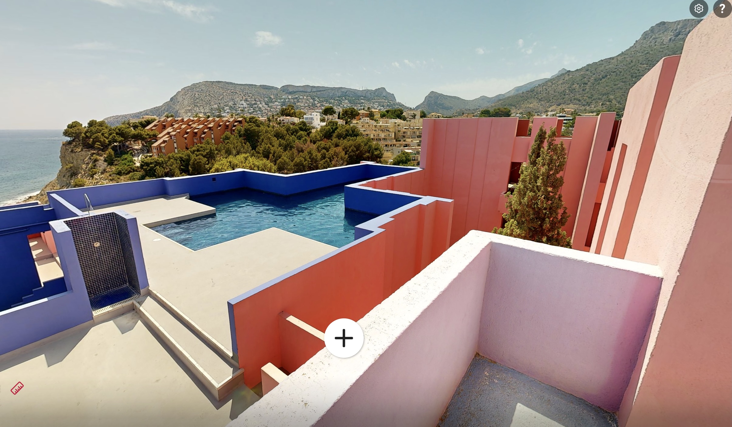 Así es el viaje a los laberintos de la Muralla Roja de Calp: escaleras, patios terrazas, vistas al mar…