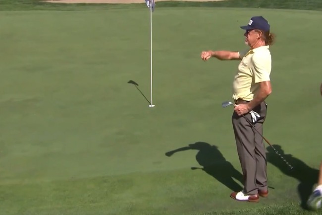 Jiménez deslumbra en el 11 con un chip mágico desde el rough para birdie en el Sanford Internat.