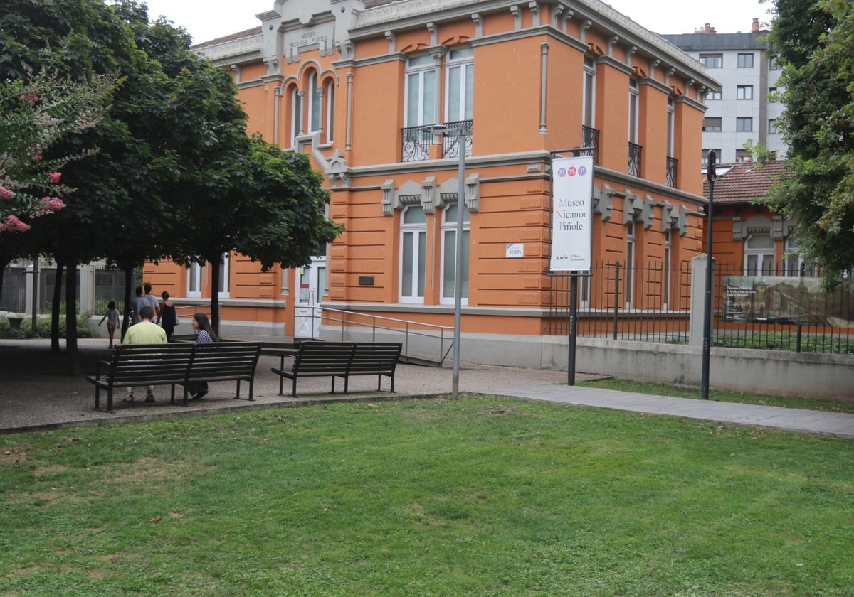 Artistas asturianos se oponen al traslado de la colección del Museo Piñole a Tabacalera, en Gijón