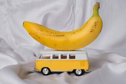 Un plátano encima de un coche de juguete