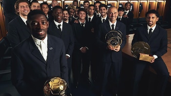 Dembélé posa con el Balón