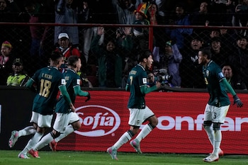 Miguel Terceros (centro) celebra tras