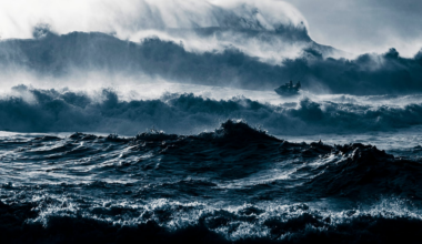 Ben Thouard gana el APY con esta foto de las olas gigantes de Nazaré