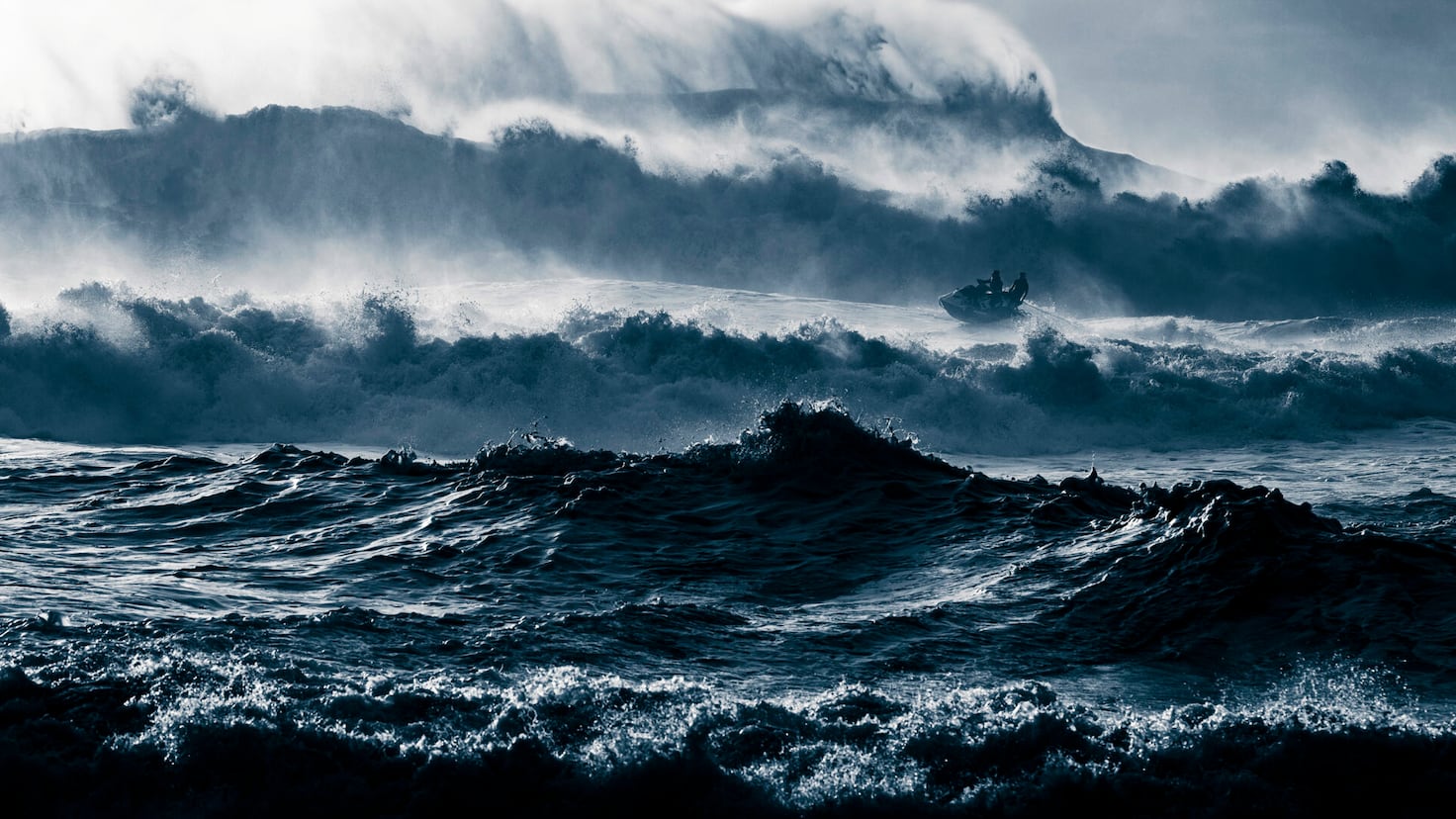 Ben Thouard gana el APY con esta foto de las olas gigantes de Nazaré