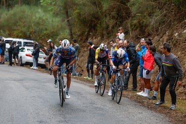 El ciclista español Mikel Landa (i), del Soudal Quick-Step, durante la etapa 16 de la Vuelta.