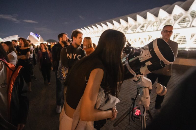 La Ciutat de les Arts organiza una observación con telescopios