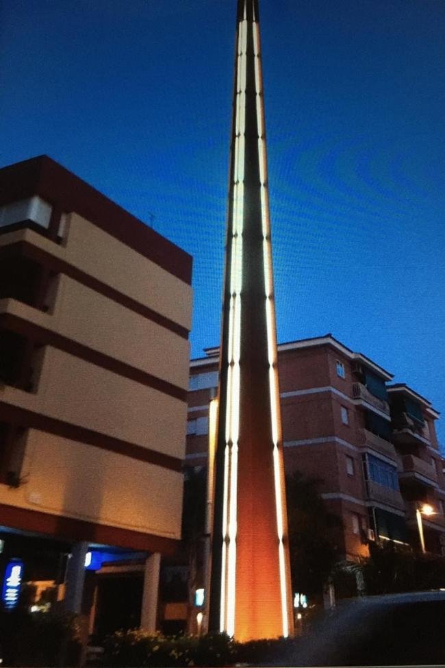 El obelisco, iluminado, en su ubicación actual.