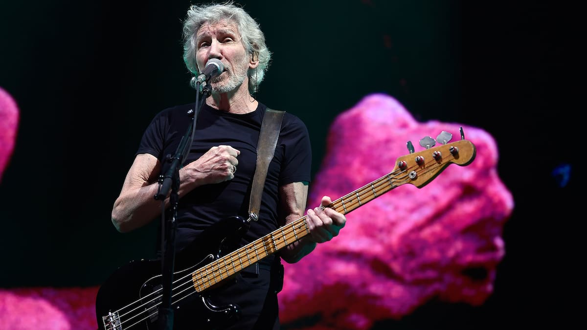 English singer/songwriter/bassist Roger Waters performs at the Sports Palace in Mexico City on November 28, 2018. - Waters is in Mexico for his tour called "Roger Waters Us + Them 2018". (Photo by ALFREDO ESTRELLA / AFP)