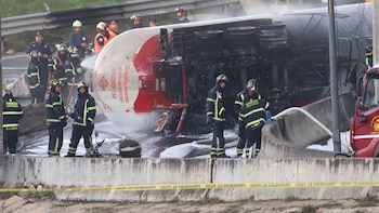 Bomberos de la capital intentan