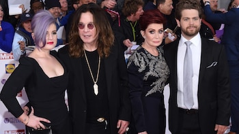 La familia Osbourne y músicos