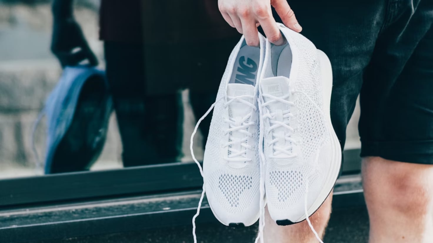 El truco para limpiar tus zapatillas blancas sin que se estropeen: reutilizable y para cualquier calzado