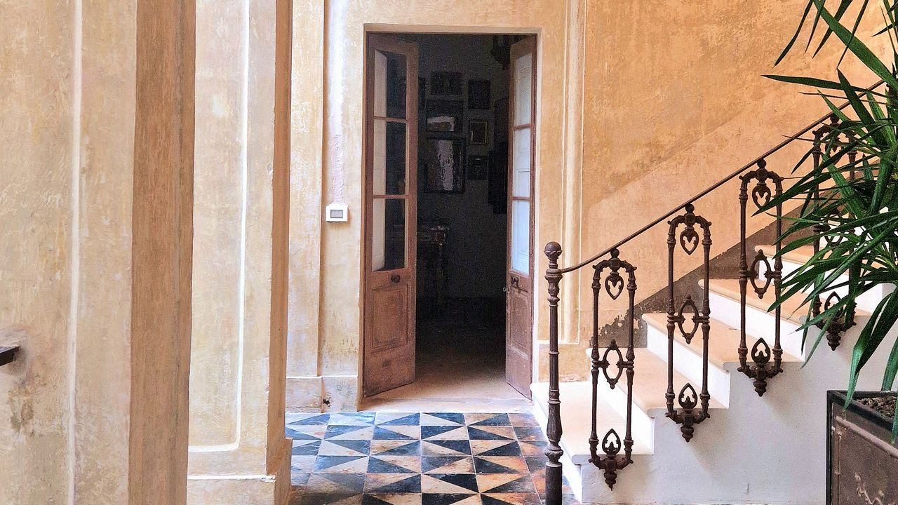 Nueva obsesión desbloqueada: seguir a la pareja que renueva con gusto un precioso palacio italiano abandonado