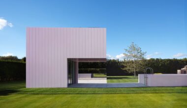 Minimalista, pop y con voladizo: esta casa rosa con piscina de 84 m2 lo tiene todo para convertirse en un icono del diseño