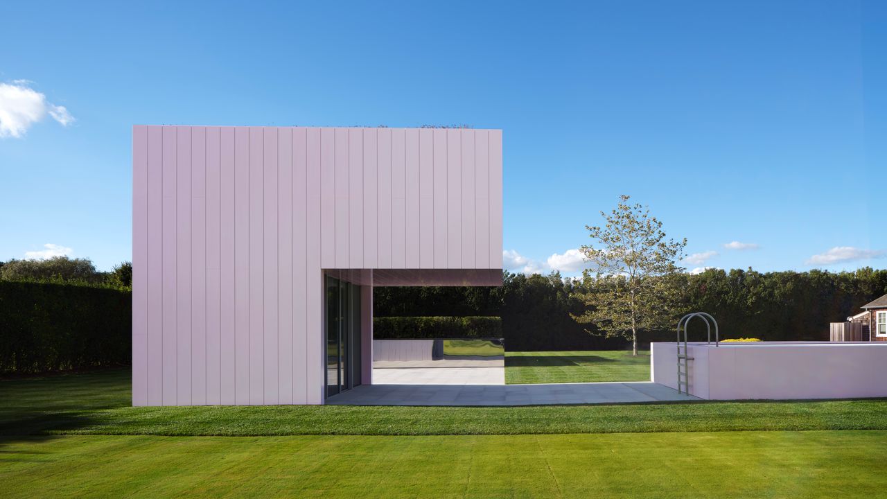 Minimalista, pop y con voladizo: esta casa rosa con piscina de 84 m2 lo tiene todo para convertirse en un icono del diseño