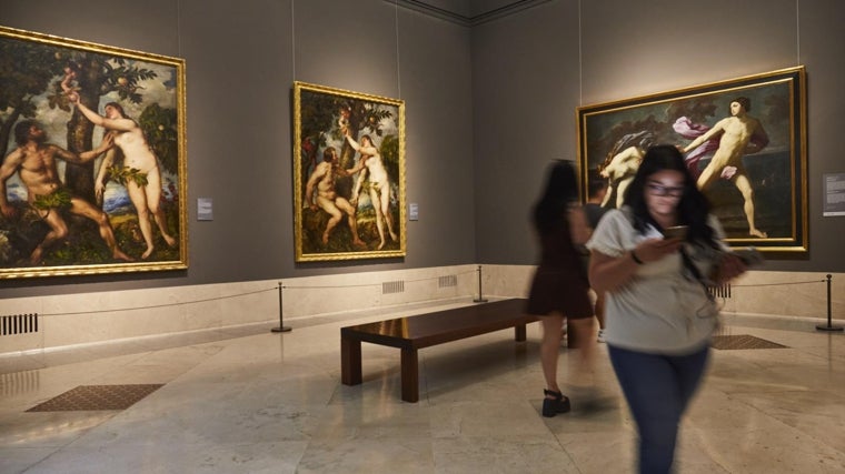 En la Sala 40 del Prado se han reubicado algunas obras que colgaban en la galería central. En la imagen, 'Adán y Eva' de Tiziano, 'Adán y Eva' de Rubens e 'Hipómenes y Atalanta' de Guido Reni