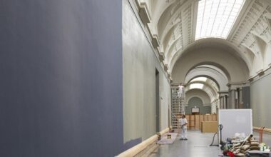 La galería central del Prado muda su piel... y es azul