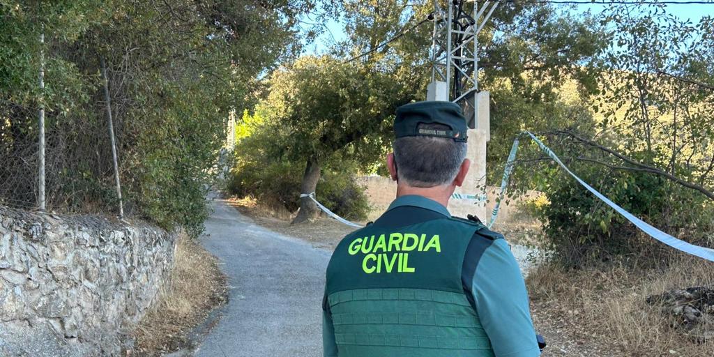 Mata a un hombre en un pequeño pueblo de Granada y se atrinchera en su casa con la mujer del asesinado