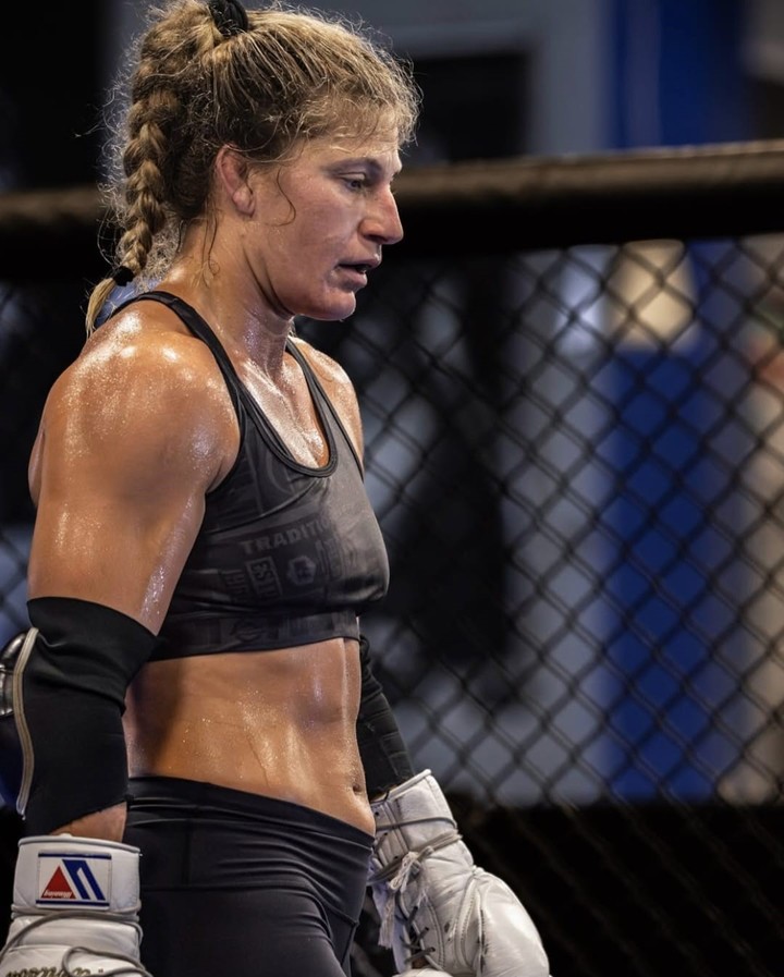 Kayla Harrison, antes de su combate con Julianna Peña. (@kaylaharrisonofficial)