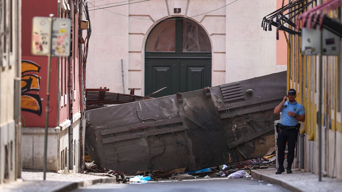 El primer informe tras el accidente de funicular en Lisboa apunta a una desconexión en el cable de seguridad | Internacional