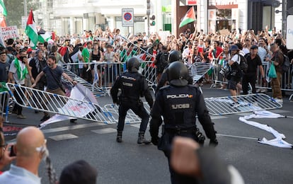 Agentes de la Policía Nacional intentan controlar a los manifestantes en la zona de Callao.