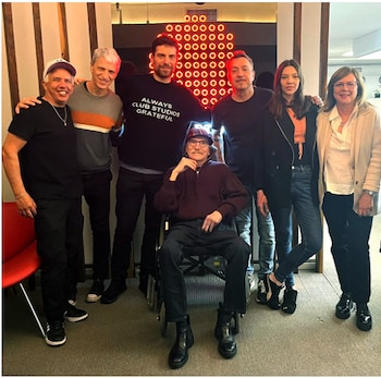 Charly junto a las autoridades