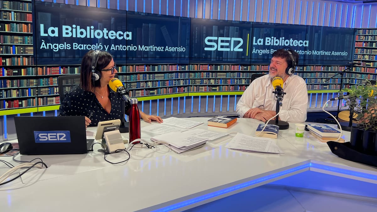Àngels Barceló con Antonio Martínez Asensio en el estudio principal de la SER