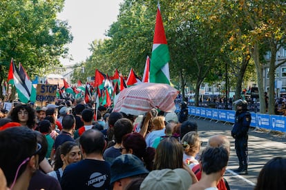 Agentes de la Policía Nacional vigilan las protestas en el Paseo de la Castellana de Madrid. 