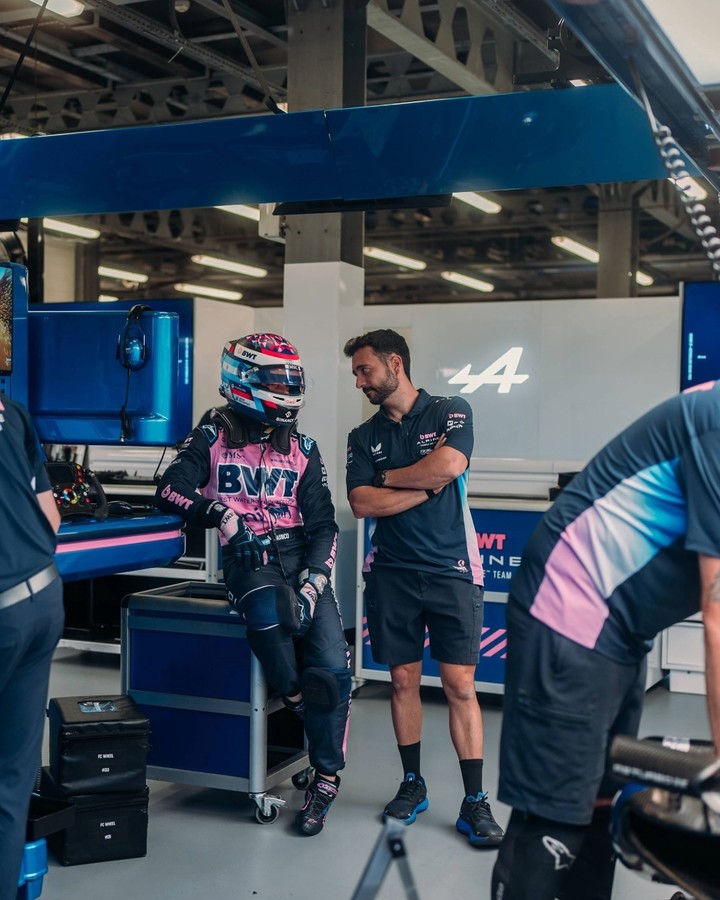 La relajada charla de Franco con integrante del team francés. (@alpinef1team)