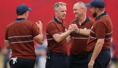 El capitán del equipo europeo Luke Donald y el vicecapitán Alex Noren con Shane Lowry y Rory McIlroy tras la sesión de fourballs del sábado de la Ryder Cup 2025. (Photo by Michael Reaves/PGA of America)