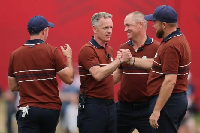 El capitán del equipo europeo Luke Donald y el vicecapitán Alex Noren con Shane Lowry y Rory McIlroy tras la sesión de fourballs del sábado de la Ryder Cup 2025. (Photo by Michael Reaves/PGA of America)