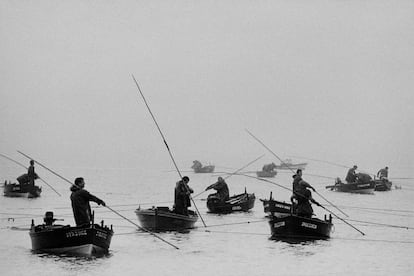 Unos pescadores faenan en la ría de Vigo en 1988.