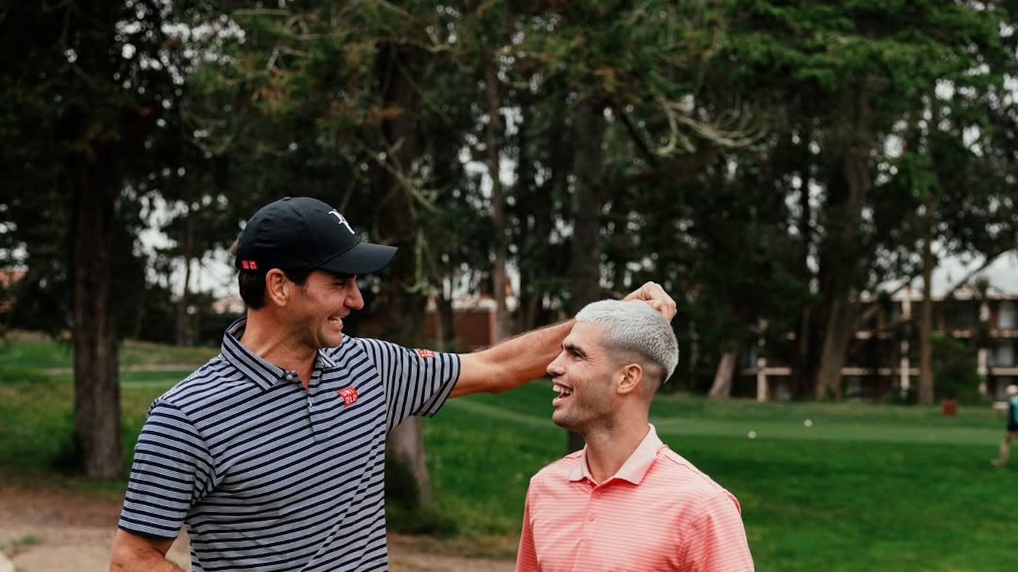 Alcaraz estrena su nuevo look jugando al golf con Federer