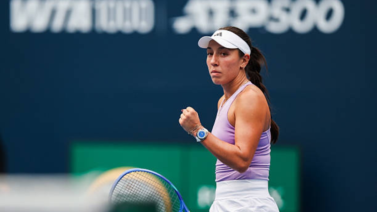 WTA Pekín 2025. Raducanu desaprovecha tres bolas de partido y cae ante Pegula. Foto: Gettyimages