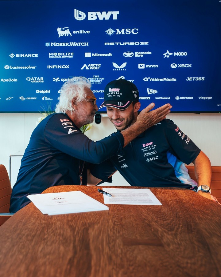 Briatore y Gasly en la firma del contrato de extensión.