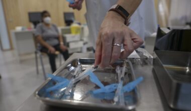 Galicia inmunizará a los mayores de 70 años contra el covid y con la vacuna de alta carga de la gripe - La Voz de Galicia