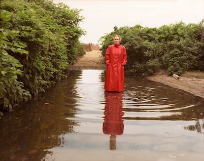‘Self-Portrait in Red Raincoat’ (Autorretrato con chubasquero rojo), 2024