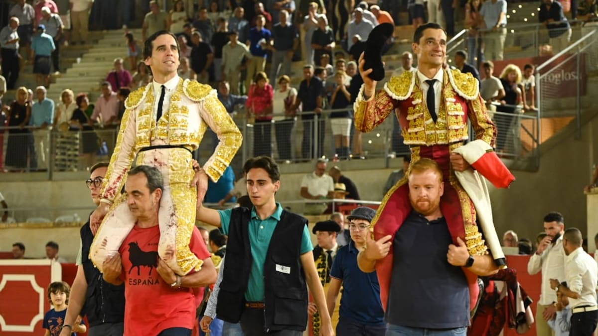 Paco Ureña corta 4 orejas y Juan Ortega 2 y salen a hombros en una triunfal tarde de feria en Lorca | Sociedad